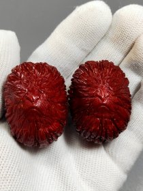 猴头核桃(36030) 【尺寸】39/35/30mm 【描述】该对是纯野生核桃，雕刻猴脸，棱线清晰且粗壮，器形特别规整，皮质厚重，已机刷包浆。