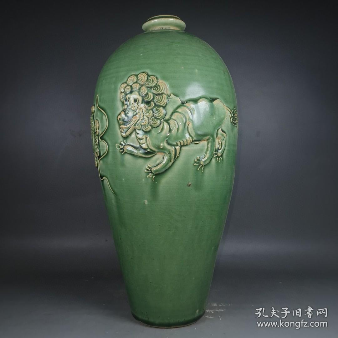 宋代吉州窑绿釉雕工狮子纹梅瓶,釉色饱满温润 工艺复杂精湛. 1p