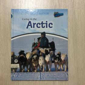 【英文原版】Living in the Arctic（精装）