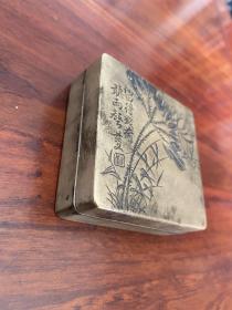 精品，民国“茫父”款“留得残荷听雨声”铜墨盒，深刻，非常漂亮，底部“永丰德”款。
