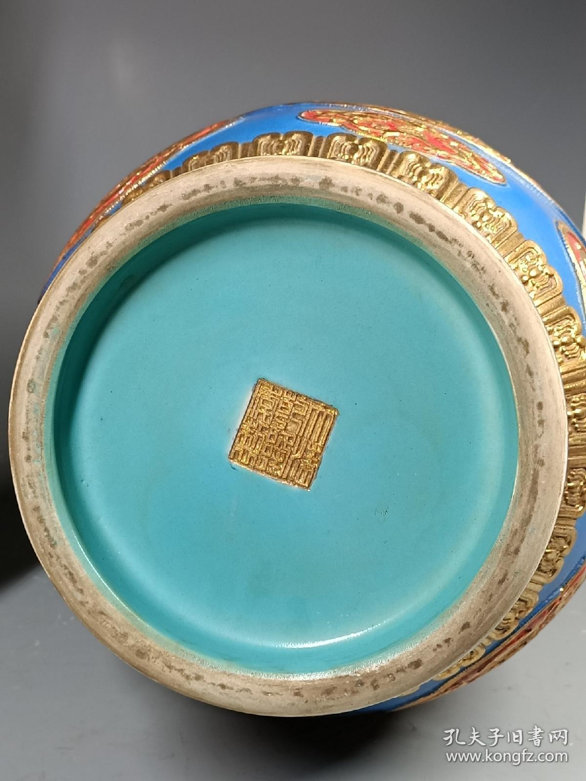 乾隆年制高浮雕描金龙纹象耳尊瓶,器形规整,做工精致,刻画形象逼真