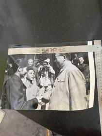 文革时期毛主席大尺寸老照片 毛主席在天安门上与女青年握手 非常少见