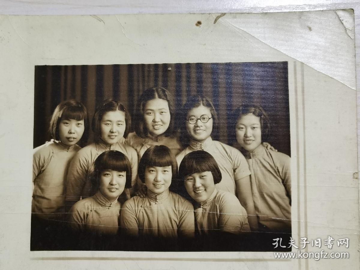 大幅民国女学生合影 短发旗袍 青春靓丽 摄于天津 22*17.