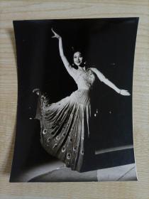 【同一来源】约九十年代摄影师齐建国（未署名）拍摄《跳孔雀舞的美女演员》原版剪边黑白照片1张