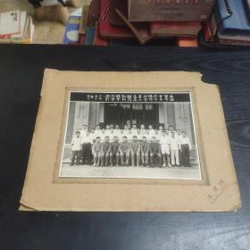 (少见)1950年上海百货业工会金陵路分会第一届高级簿记班结业同学合影(背面毛笔填写的名字)照片尺寸约19*15cm
