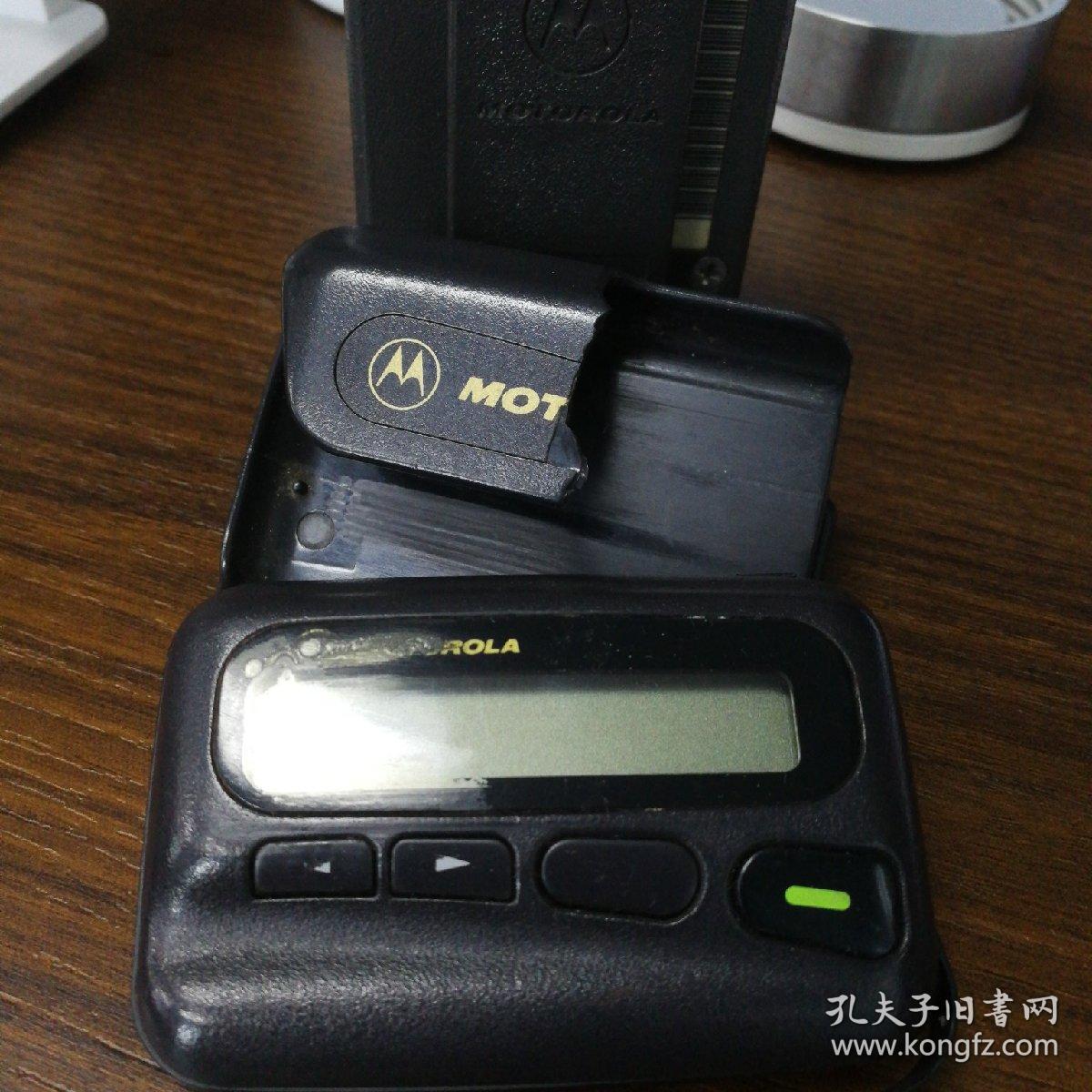 摩托罗拉正版旧bb机(九十年代疯魔一时的经典怀旧,一部摩托罗拉汉显机