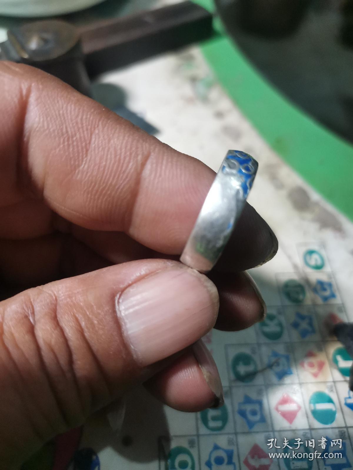 银烤蓝的银戒指