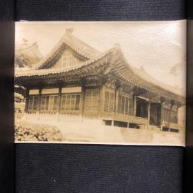 朝鲜/韩国历史老照片3：庆州佛国寺留影，时间是19世纪末至20世纪初，使用当时Velox 印象纸。背后有毛笔字＂鲜人寺院＂