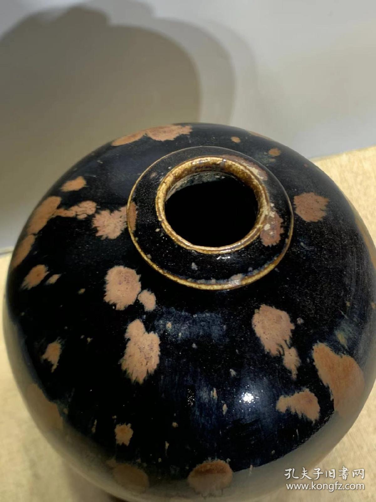 宋代黑釉窑变铁锈斑梅瓶