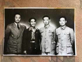 【老照片】1954年底程砚秋与梅兰芳、周信芳、袁雪芬于戏曲观摩大会及戏曲艺术改革座谈会上合影