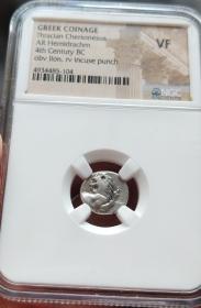 【古希腊币】NGC评级色雷斯切尔松尼索斯城邦回首狮子德拉克马银币 
公元前4世纪切尔松尼索斯城发行的半德拉克马银币
正面是回首狮子图案。
背面为四格戳记内。