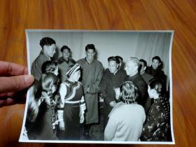 原版老照片: 刘少奇同志和少数民族青年在一起（著名摄影家 林国志 拍摄并签名 20.2厘米Х13.8厘米）