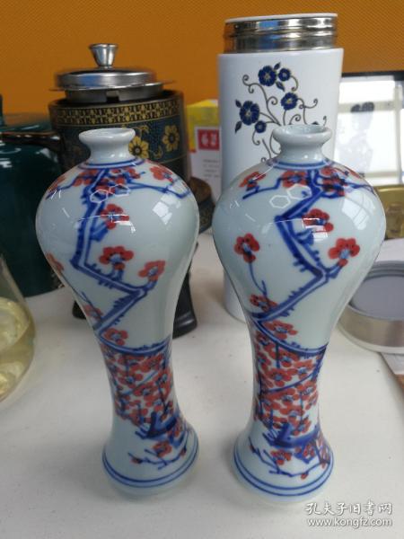 青花釉里紅一對小花瓶（做工精細講究，工藝難度大，畫工老辣獨特），感覺年代應該是60年代左右的瓷器。