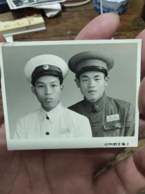 五十年代佩戴中国人民志愿军布标——中国人民警察布标——合影照片——上海王开照相馆