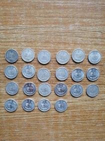 2分硬币22枚（1956年、1960年、1962年、1964年、1975年、1976年、1981年、1983年、1988年各1枚，1977年4枚，1978年、1984年各2枚，1982年5枚）