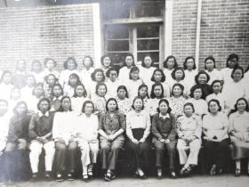 1956年【邓颖超同志来郑州视察时与妇联会同志合影】、1950年【郑州市第一个幼儿园孩童玩乐】2张合售！14/9.8厘米，6/6厘米
