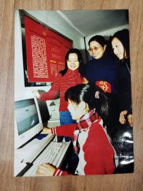 《中国社会报》稿件处理照片：七十余名大学生来到社区居委会搞实践活动 学电脑 出板报 学英语 曹明生撰稿