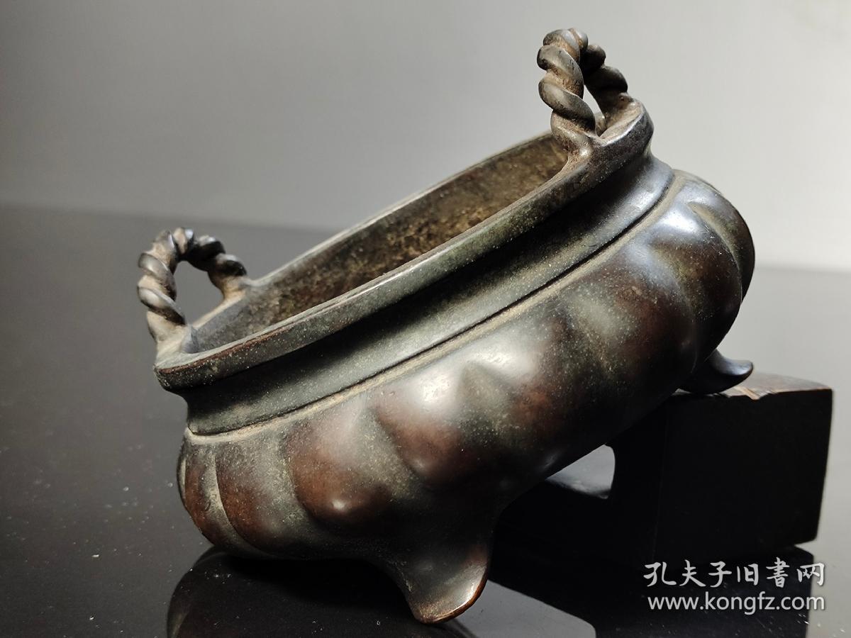 永藏珍宝款,三足瓜棱双系铜香炉.