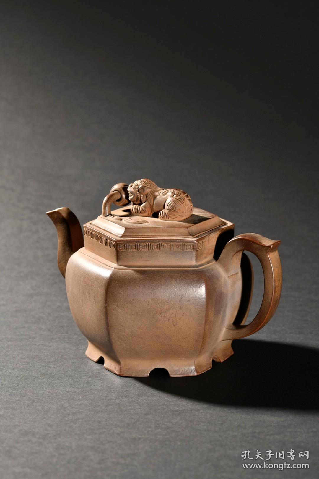 旧藏陈光明款紫砂狮子戏绣球钮茶壶