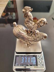 清晚期～民国时期纯银摆件，一只公鸡站在玉米上，脚下一堆元宝（寓意大吉大利，财源广进）。做工极其精美，原来有鎏金，年代久远，大部分鎏金脱落了。公鸡一侧有小伤，其它完好。纯银的，重371克。高10厘米，长9厘米，宽4厘米。保真。顺丰快递包邮，并保价。