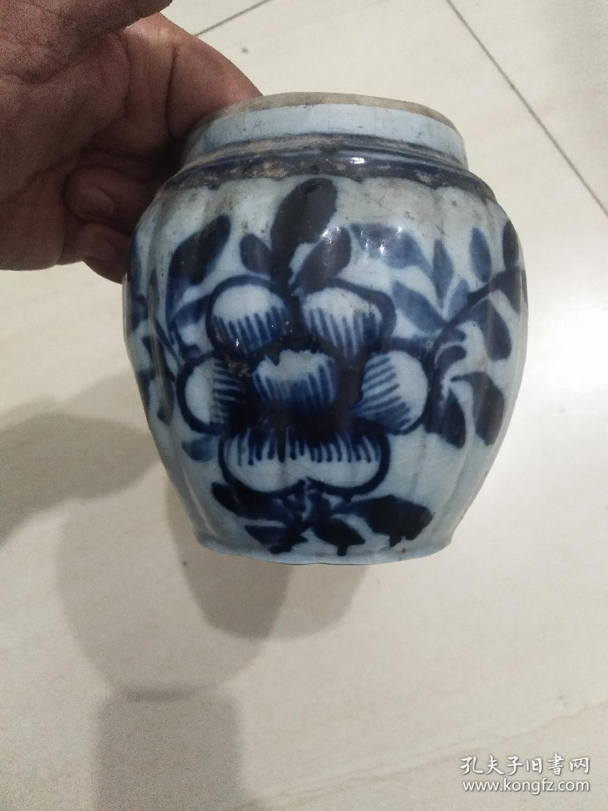 磁州窑青花瓜棱罐