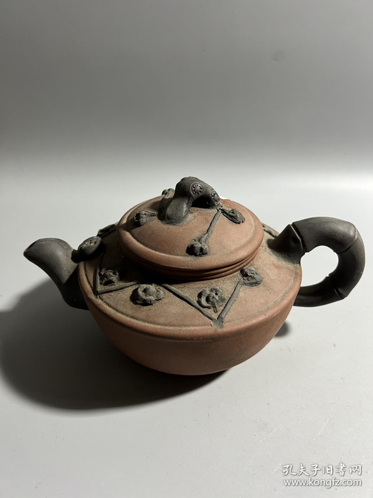 80年代以后周桂珍寄托款梅花紫砂壶一把盖磕