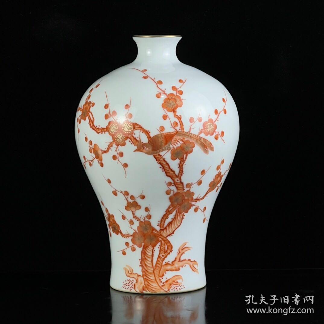 清乾隆胭脂红描金喜上眉梢纹梅瓶