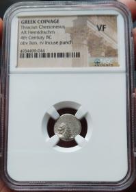【古希腊币】NGC评级色雷斯切尔松尼索斯城邦回首狮子德拉克马银币 
公元前4世纪切尔松尼索斯城发行的半德拉克马银币
正面是回首狮子图案。
背面为四格戳记内。