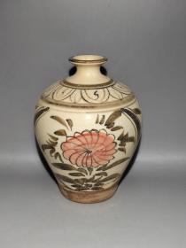 元明，磁州窑花卉嘟噜瓶。画工洒脱自然，典型的元明风格。直径12.5cm 高15.2cm。