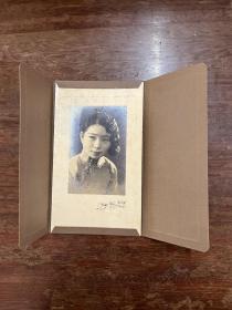 《民国老照片》（上海沪江旗袍美女，带原装卡纸，33X24cm，相片9X14cm）