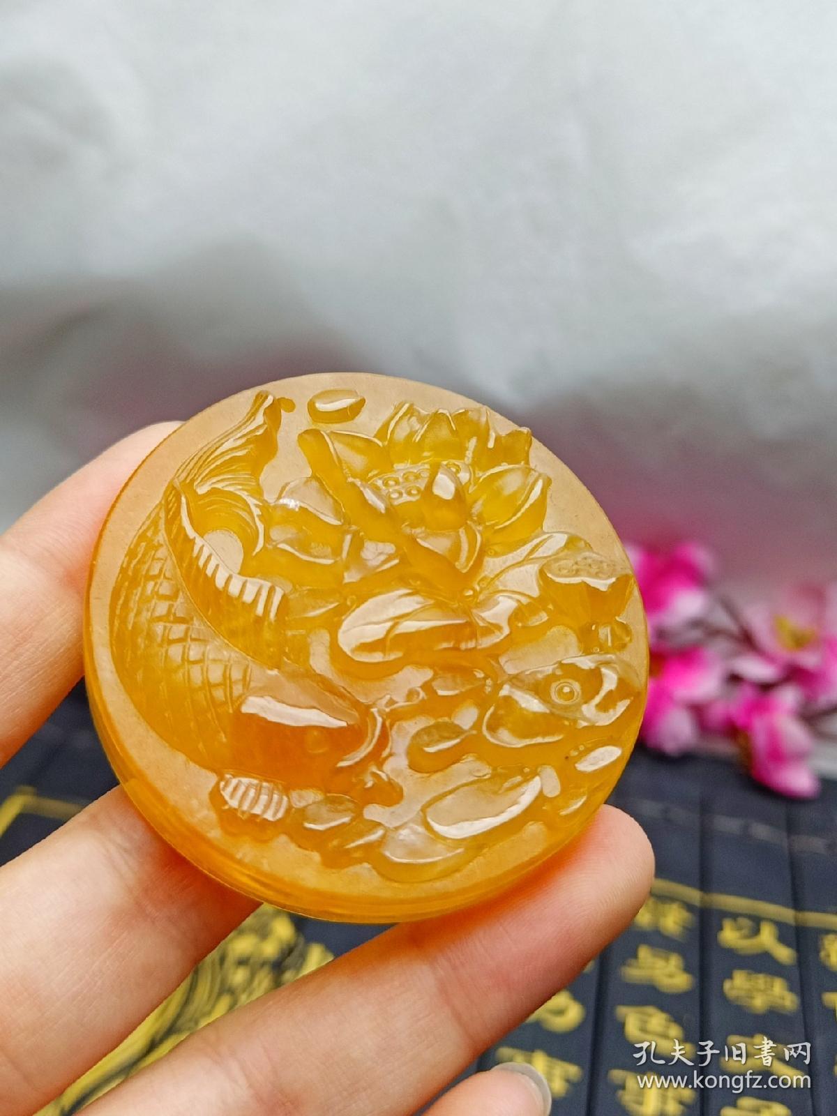 顶级龙石种黄翡翠"连年有余"挂件,高浮雕,整料雕刻,双面雕工,磨砂面