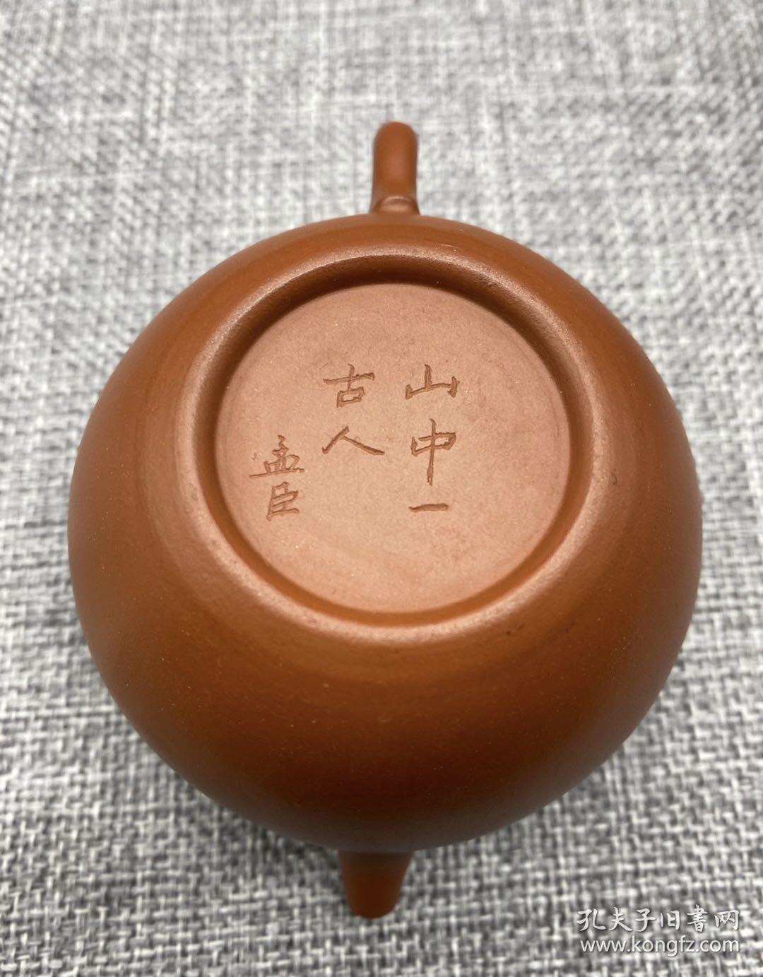 t034售刻山中一古人孟臣底款朱泥壶一把容量约140cc此壶有使用痕迹无