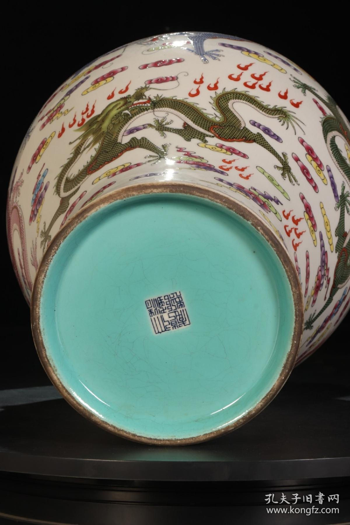 大清乾隆年制粉彩龙纹羊首盘口瓶,器形规整