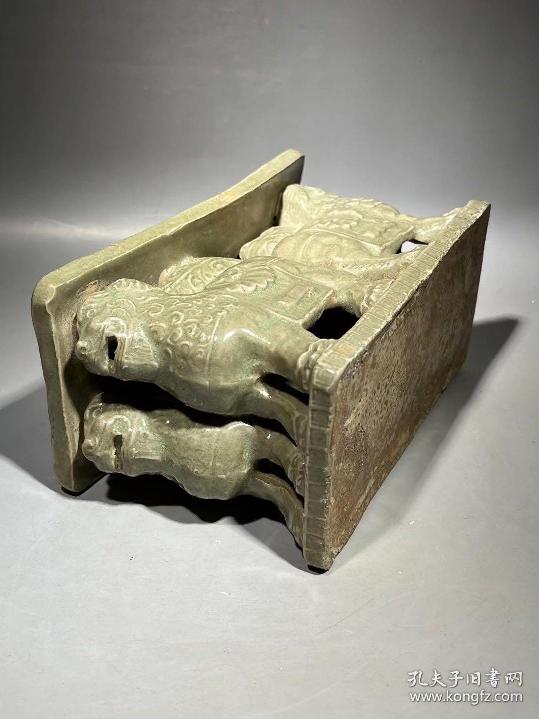 耀州窑刻花狮兽瓷枕