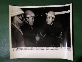 老照片：鞍山钢铁公司总经理李华忠在第二炼钢厂连铸车间现场办公
