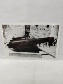 新华社老照片：拿破仑沉船上发现的珍贵文物  于元江摄影， 1986年第3783号