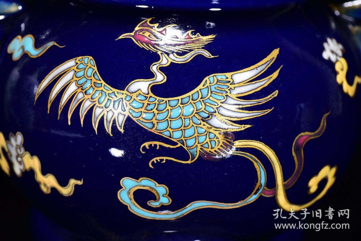 明霁蓝釉五彩麒麟凤纹香炉2219