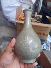 小玉壶春瓶，年代未知，可以作为欣赏和摆设之用，切记保真瓷不包年代，价格不高，售出不退。