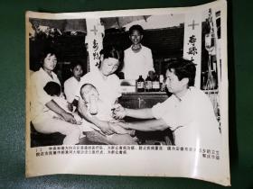 老照片：安徽寿县大店乡的卫生院为群众看病