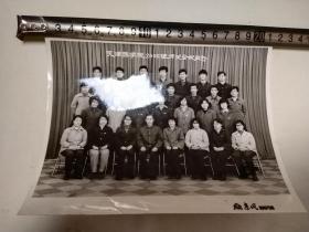 天津医学院2406班师生合影留念。
