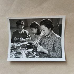 新华社记者孙中靖摄黑白照片1958年六月《四川省一百多个手工业社转为合作工厂后生产发展迅速》【24】