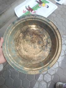 铜盘子一个。