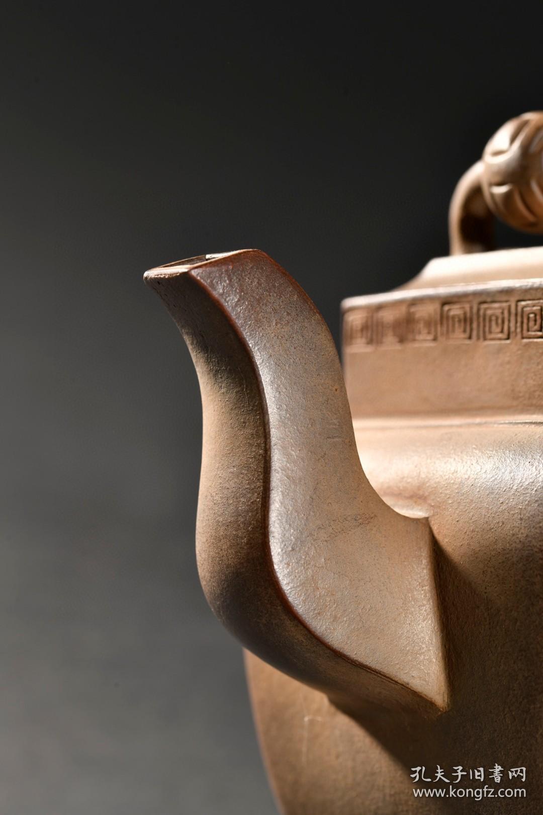 旧藏陈光明款紫砂狮子戏绣球钮茶壶