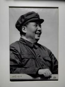 著名新闻摄影家蒋铎先生签名版摄影作品，毛主席在天安门城楼上银盐老照片，卡纸尺寸：75×55厘米