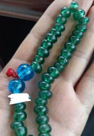 清代老琉璃珠子 清朝溫潤手工老料器手鏈 包漿醇厚 每一顆珠子的大小、形狀等均不一樣，畢竟不是現代化工配方通過機器批量生產的，是采用天然水晶加入貴重金屬純手工制作的肯定不可能做到一模一樣，深綠色33顆，直徑1厘米左右。藍色3顆 ，大的兩顆藍色直徑1.3厘米左右，小的那顆藍色沒量。還有一顆不知道是啥玩意不是琉璃?？傆?7顆珠子。做一條手鏈綽綽有余，是散珠。品相請注意看圖，有瑕疵的我會單獨拍出來。