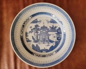 七十年代景德镇人民瓷厂青花梧桐大盘。直径30.5厘米。底款中国madeinchina。正面完好。背面圈足以内底部完好，外侧边部有一半烧窑时没有烧好，形成的黑印或轻微气印。其它完好。全新未使用。像见图。快递包邮。