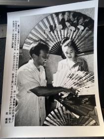 新闻照片：厦门市鹭江工艺美术厂厂长，共产党员徐国祥（左）