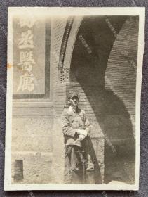 抗战时期 中国沦陷区一所医院大门前的日军 原版老照片一枚（大门旁有“禹丞医庽”字样。明代至民国年间，中医挂牌行医者多称医寓或诊所。）