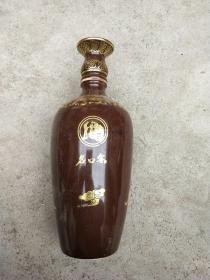 500ml酒瓶(名口窖，瓶盖有飞皮破损。)