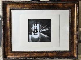 著名的时尚摄影师马晓春，不是围棋的马晓春，九十年代用过期的交卷拍摄的著名的《过期的风景》摄影展，这是其中的一幅原版照片《失重》，23*22厘米，马晓春签名
